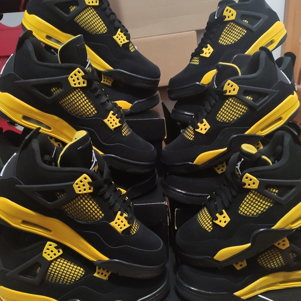 Jordan 4 thunder size 9m,